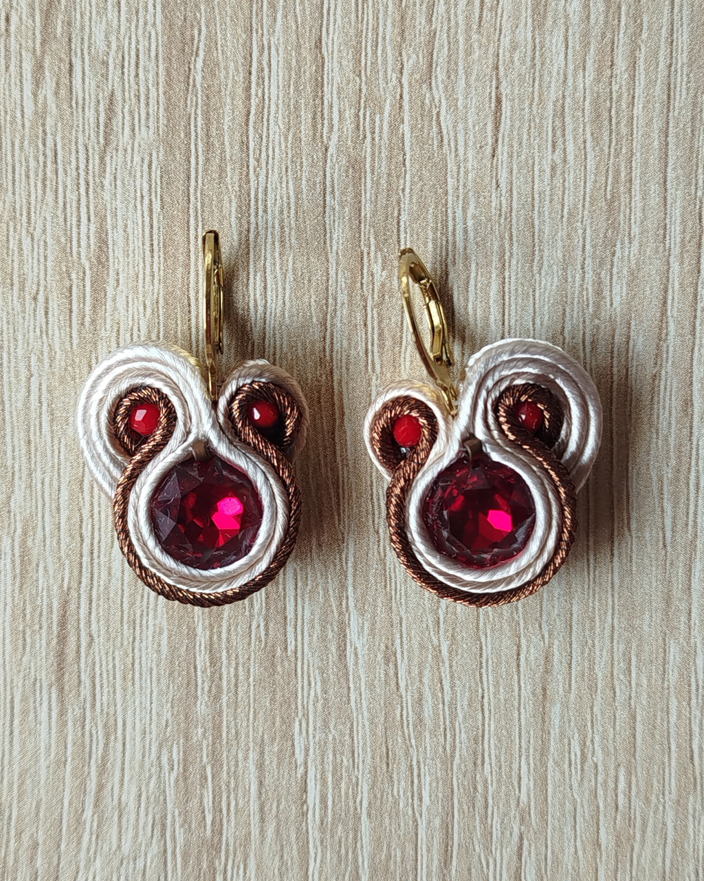 Pendientes Gaia combinados en rojo