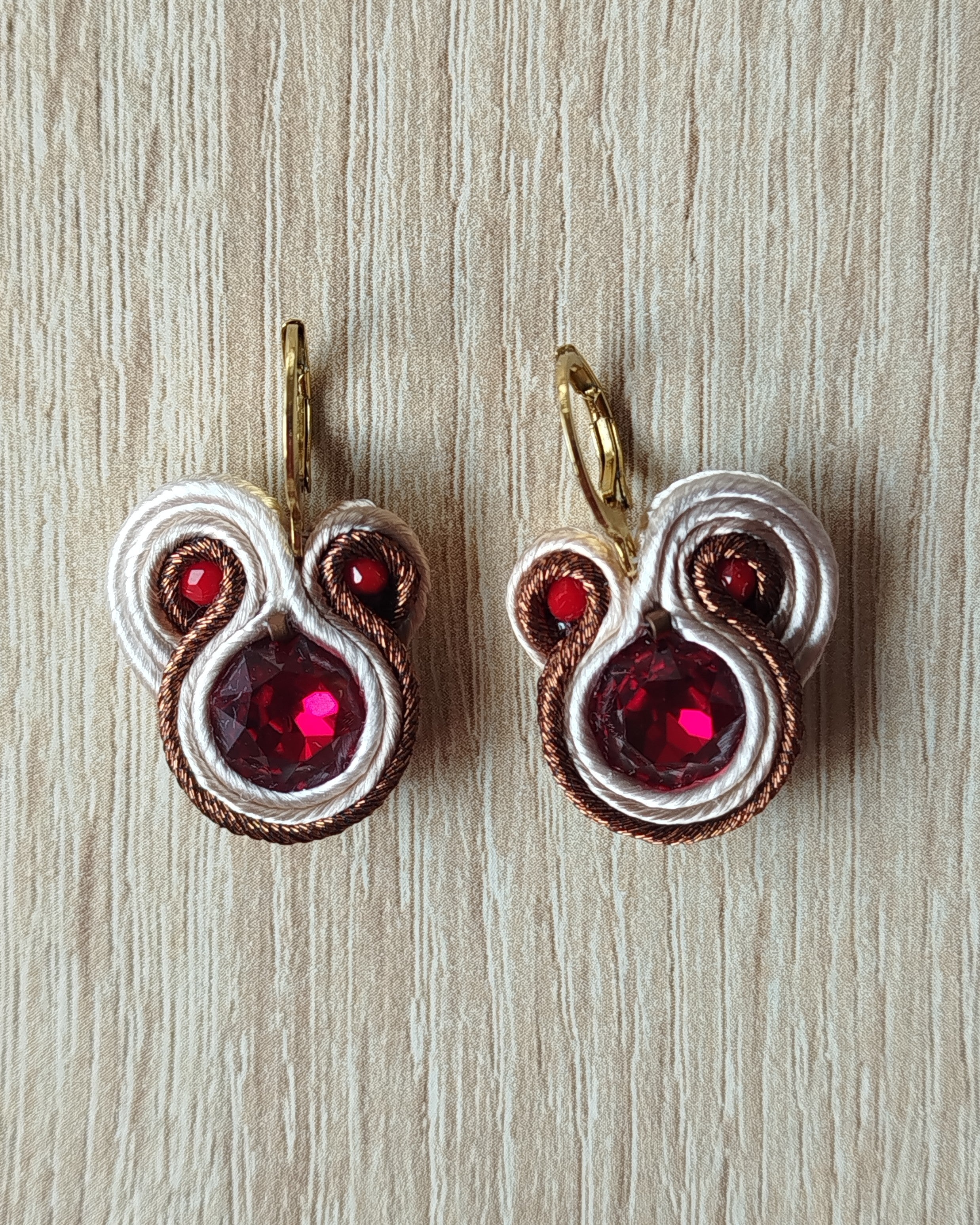 Pendientes Gaia combinados en rojo